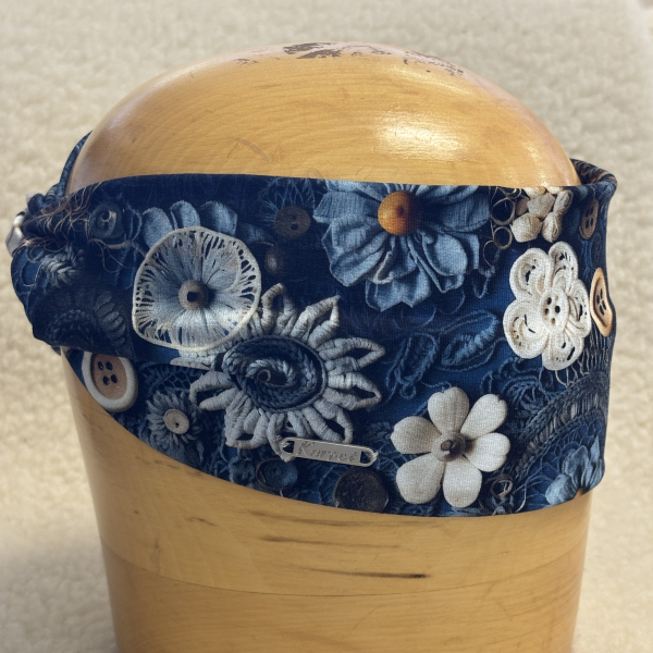  Dámska krížená čelenka modrá s potlačou farebné kvety na čiernom