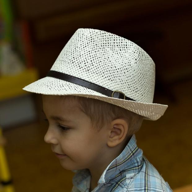 Chlapčenský papierový klobúk s koženým pásikom