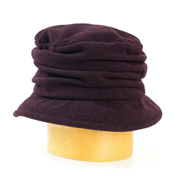 Dámsky flaušový klobúk s riasenou stojkou