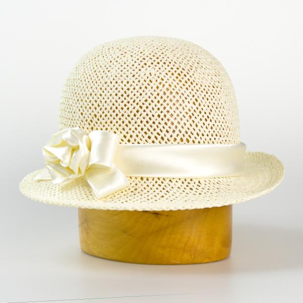 Dámsky lisovaný klobúk z papiera zdobený saténom - smotana/55