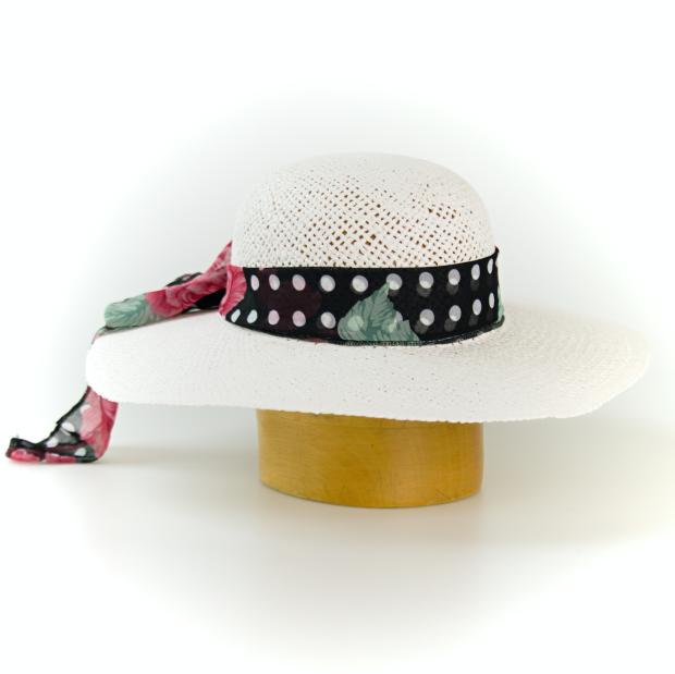 Dámsky papierový klobúk zdobený šatkou