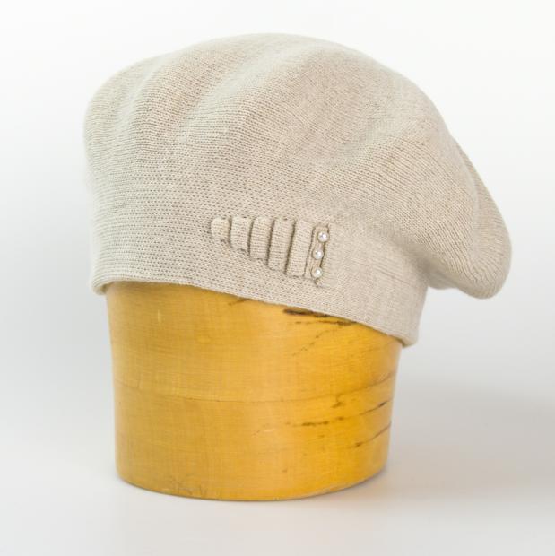 Dámsky pletený dvojitý baret so zdobením šipka
