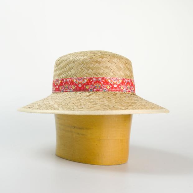 Dámsky slamený klobúk zdobený pestrofarebnou stuhou - originál