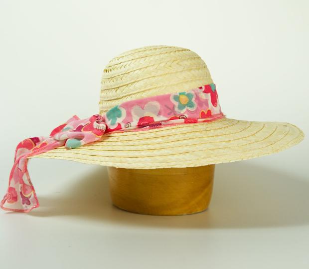 Dámsky slamený klobúk zdobený šatkou
