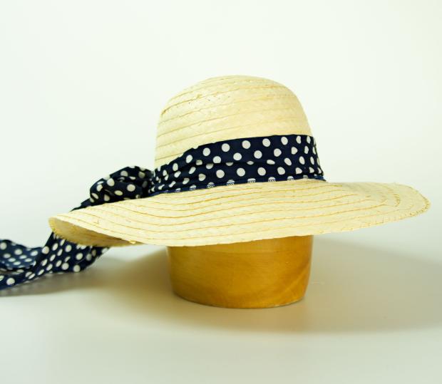 Dámsky slamený klobúk zdobený šatkou s bodkami