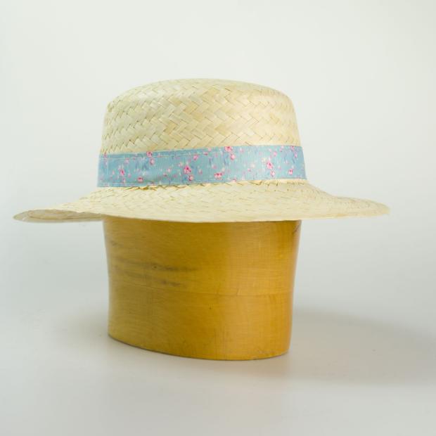 Dámsky slamený klobúk zdobený stuhou