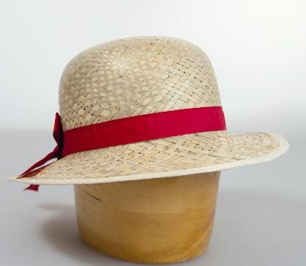 dámsky slamený klobúk zdobený stuhou