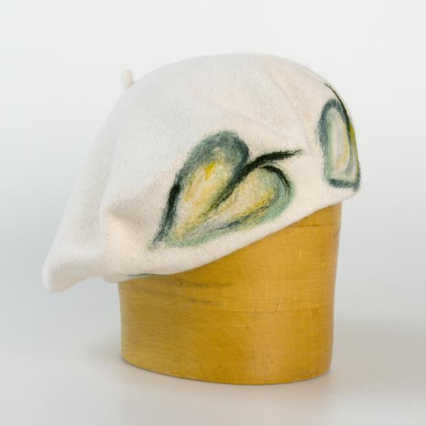 Dámsky vlnený baret s ručným zdobením