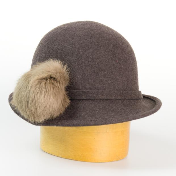 Dámsky vlnený klobúk zdobený kožušinou
