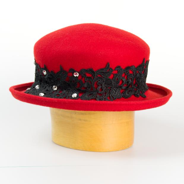 Dámsky vlnený klobúk zdobený čipkou
