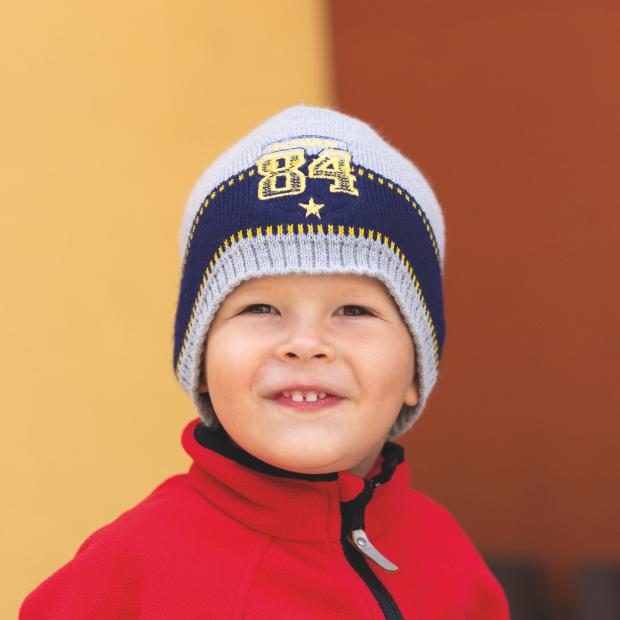 Detská pletená čiapka s pruhom a aplikáciou