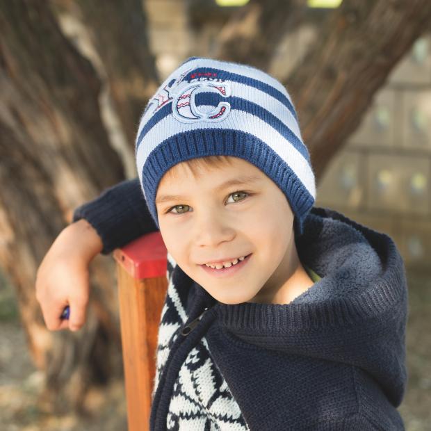 Detská pletená čiapka s pruhmi a aplikáciou