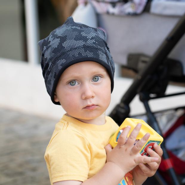 Detská úpletová čiapka s paspulkou a potlačou maskáč