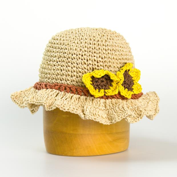 Detský háčkovaný klobúk z papiera zdobený kvetmi