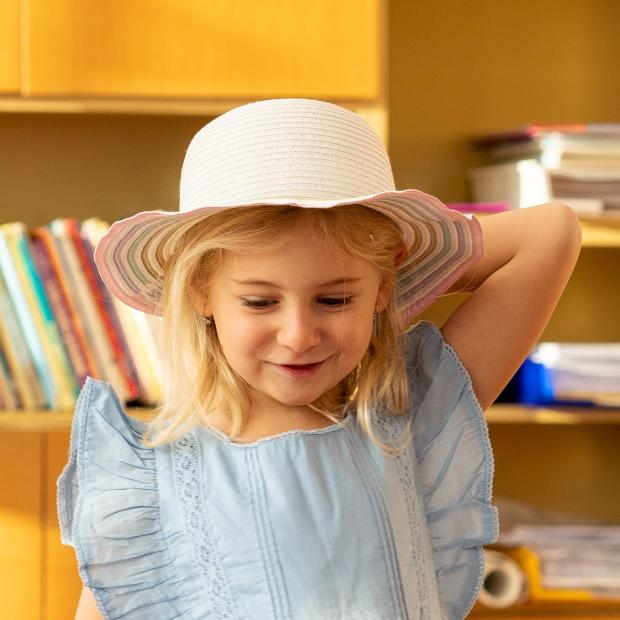 Dievčenské papierový klobúk s farebnou krempou