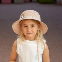 Dievčenské papierový klobúk s guľatou hlavou