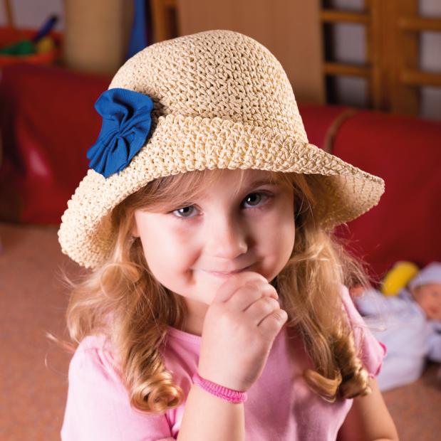 Dievčenské papierový klobúk zdobený kvetinou