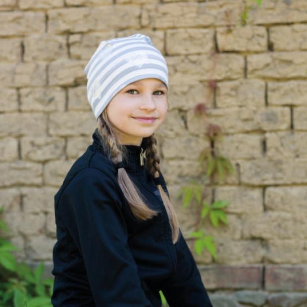 Dievčenská úpletová čiapka pruhovaná s potlačou