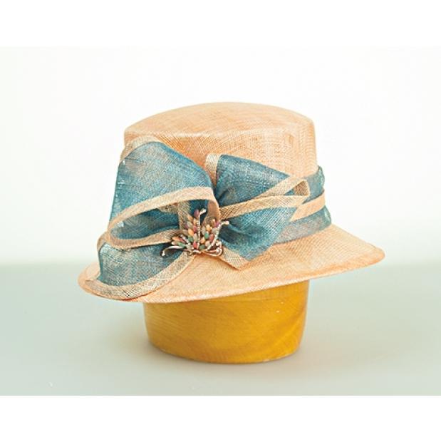 Modelový klobúk sinamay