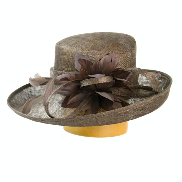 Modelový klobúk sinamay zdobený kvetom