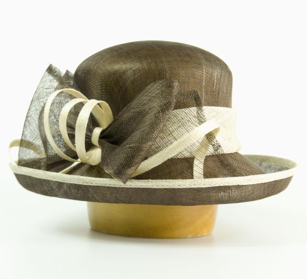 Modelový klobúk sinamay zdobený mašľou
