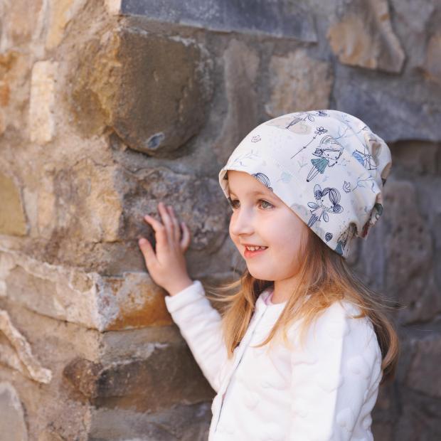 Predĺžená úpletová čiapka s potlačou dievčatko - smotana